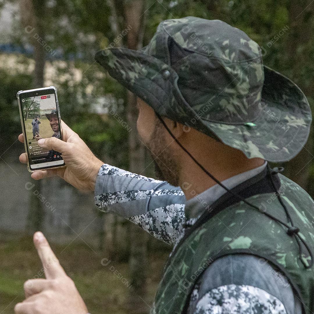 Pessoa homem mechendo no celular Imagem JPG