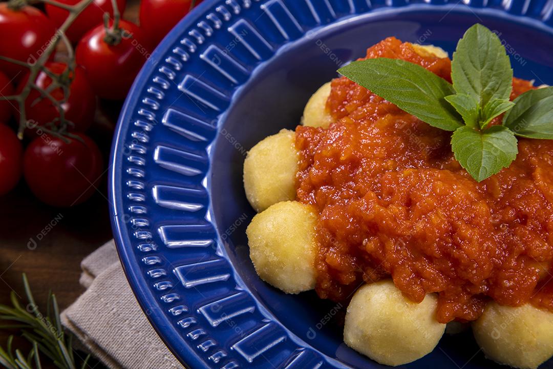 Comida nhoque calabresa e frango Imagem JPG