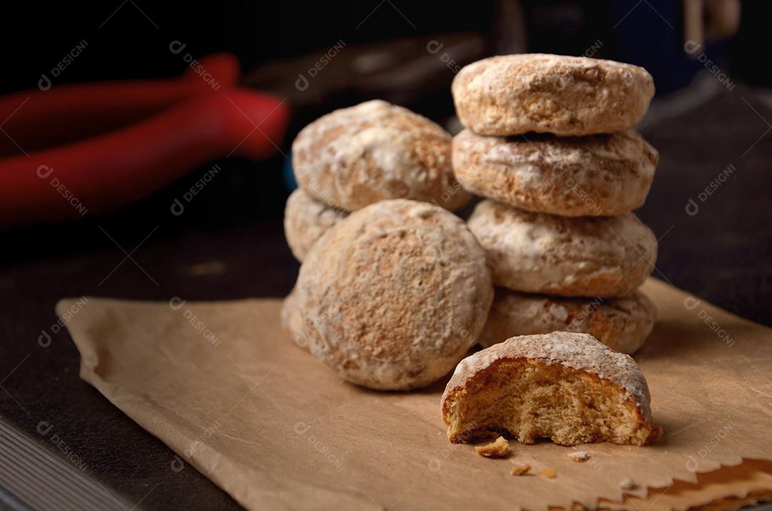 Pão de mel mordido sobre bancada de trabalho