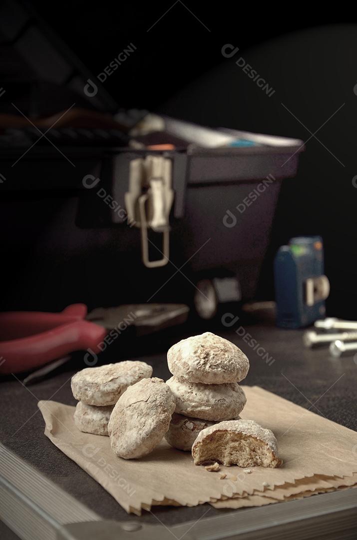 Pão de mel glaceado em ambiente profissional