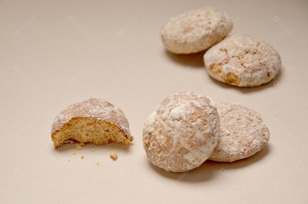 Pão de mel glaceado mordido