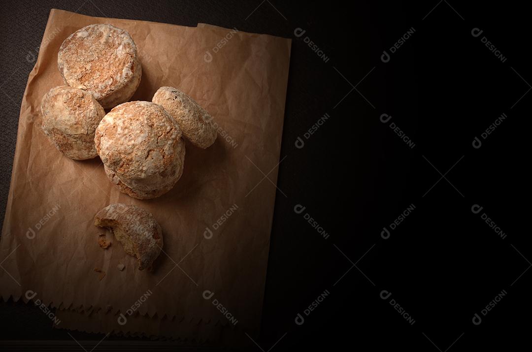 Pão de mel glaceado servido sobre papel pardo