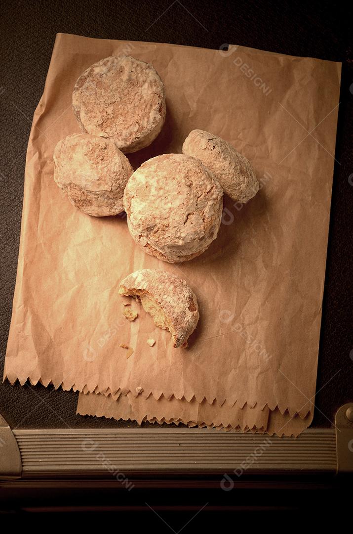 Pão de mel glaceado sobre maleta de trabalho