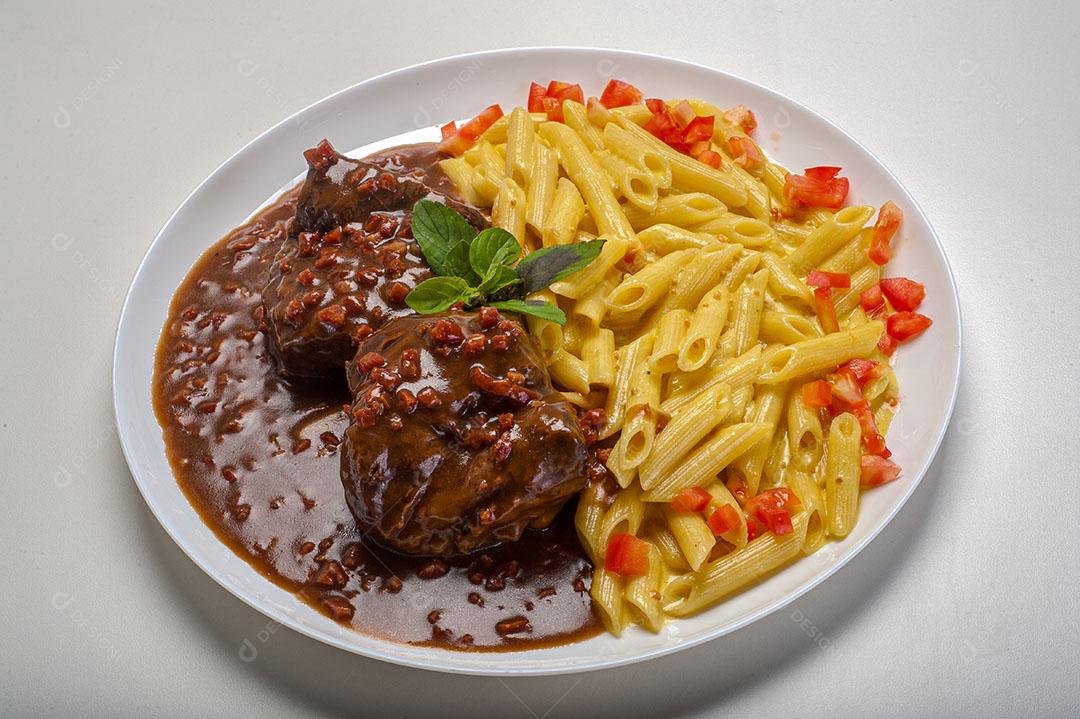 Macarrão Penne Com Rosbife e Bacon Imagem JPG