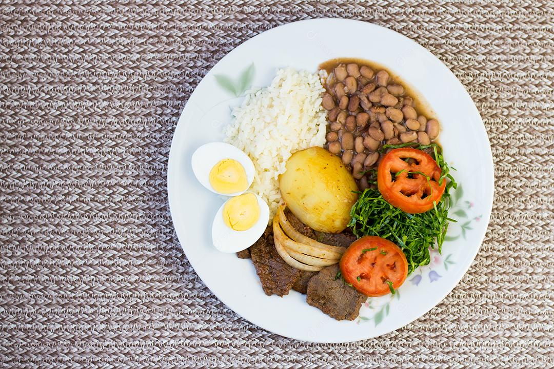 Prato de Comida Tradicional Brasileira Com Vista Superior Imagem JPG