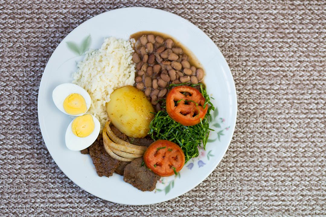 Prato de Comida Tradicional Brasileira Com Vista Superior Imagem JPG