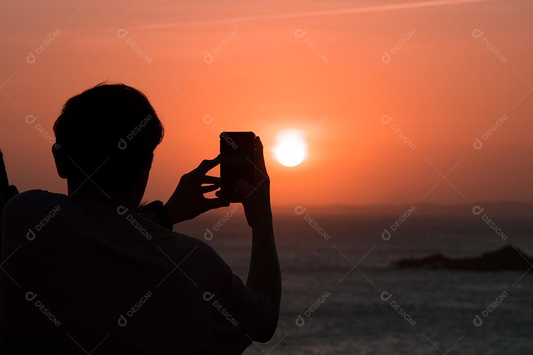 Homem Tirando Foto do Pôr do Sol Silhueta Imagem JPG