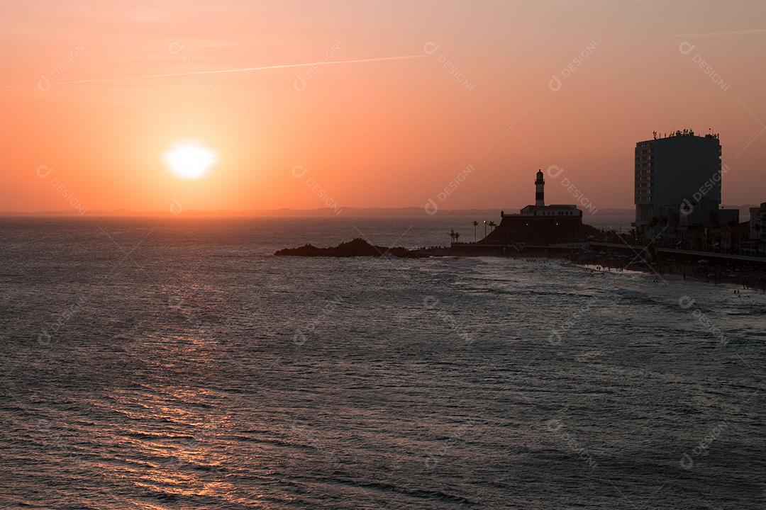 Vista do Pôr do Sol no Bar da Praia Com o Farol da Barra Ao Fundo Imagem JPG