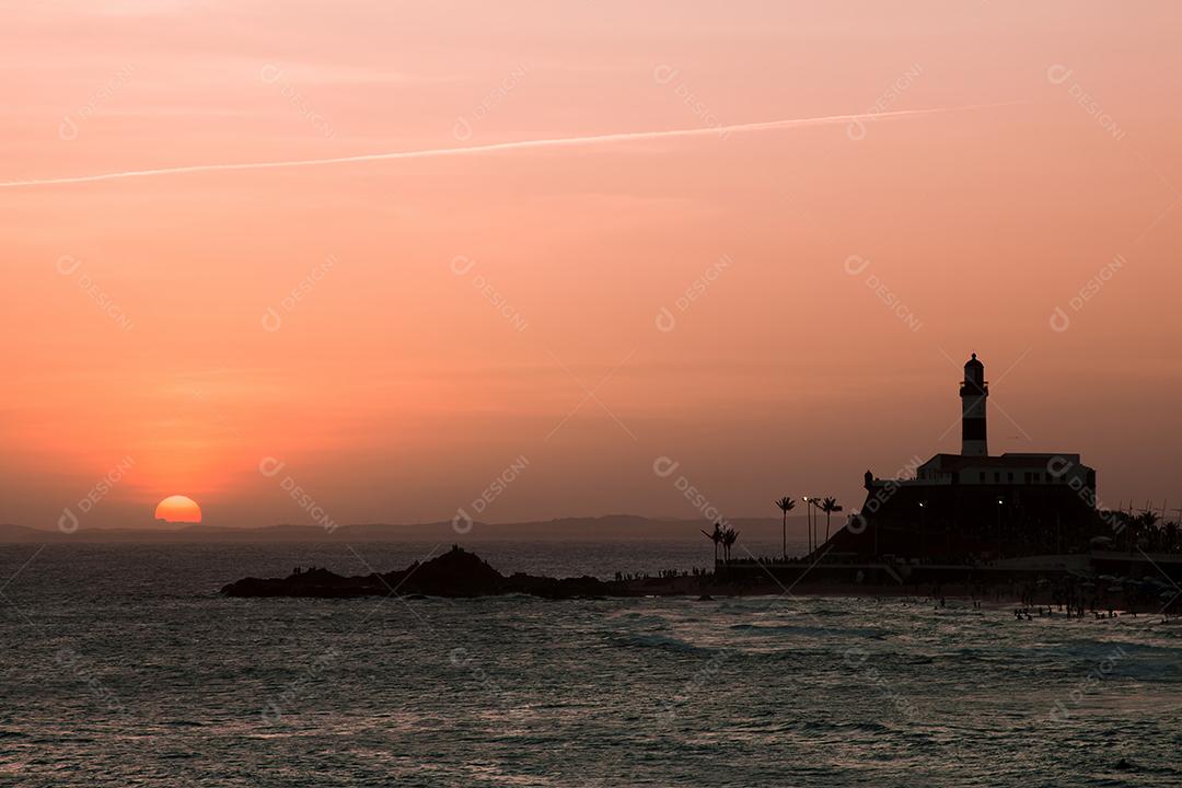 Vista do Pôr do Sol no Bar da Praia Com o Farol da Barra Ao Fundo Imagem JPG