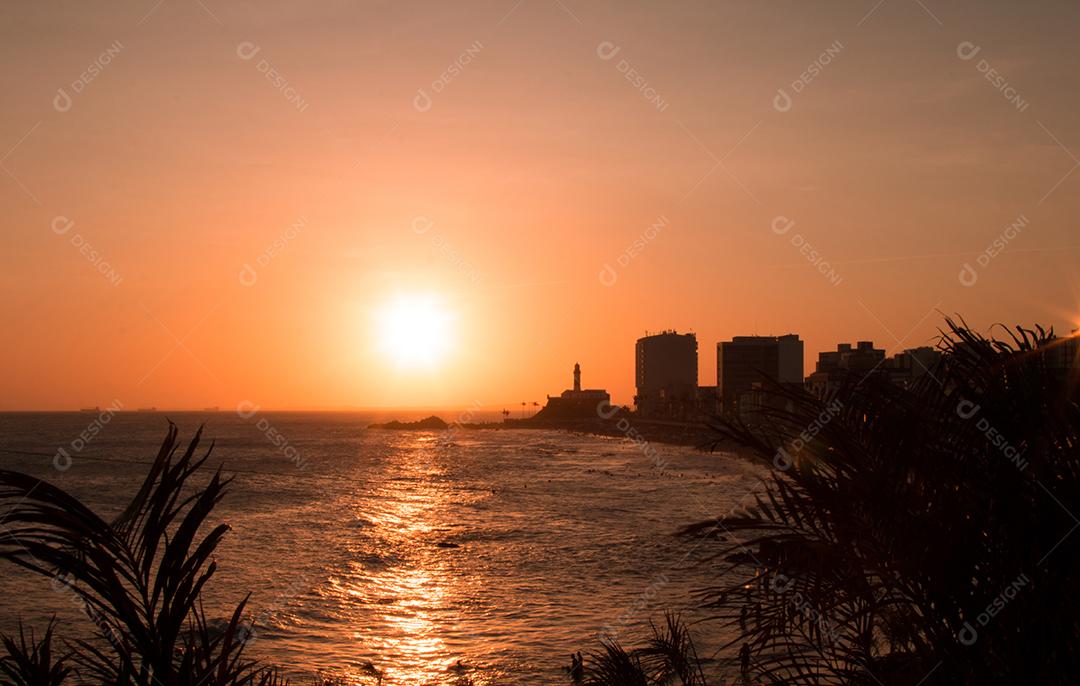 Vista do Pôr do Sol no Bar da Praia Com o Farol da Barra Ao Fundo Imagem JPG