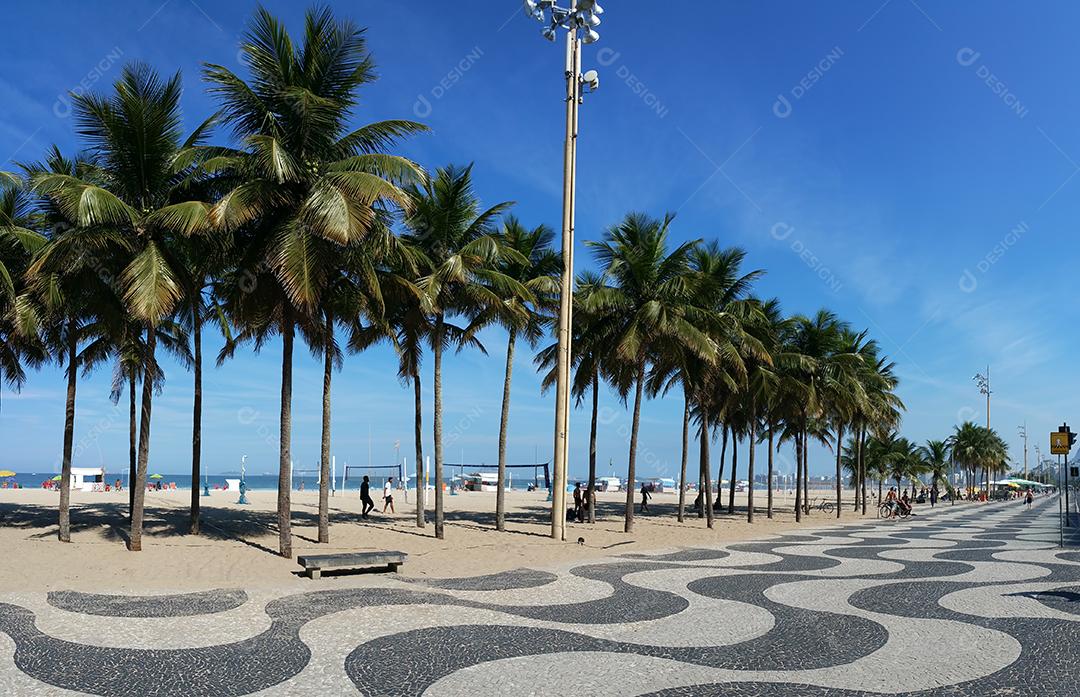 Calçadão da Praia de Copacabana Rio de Janeiro Com Palmeiras e Céu Azul Imagem JPG