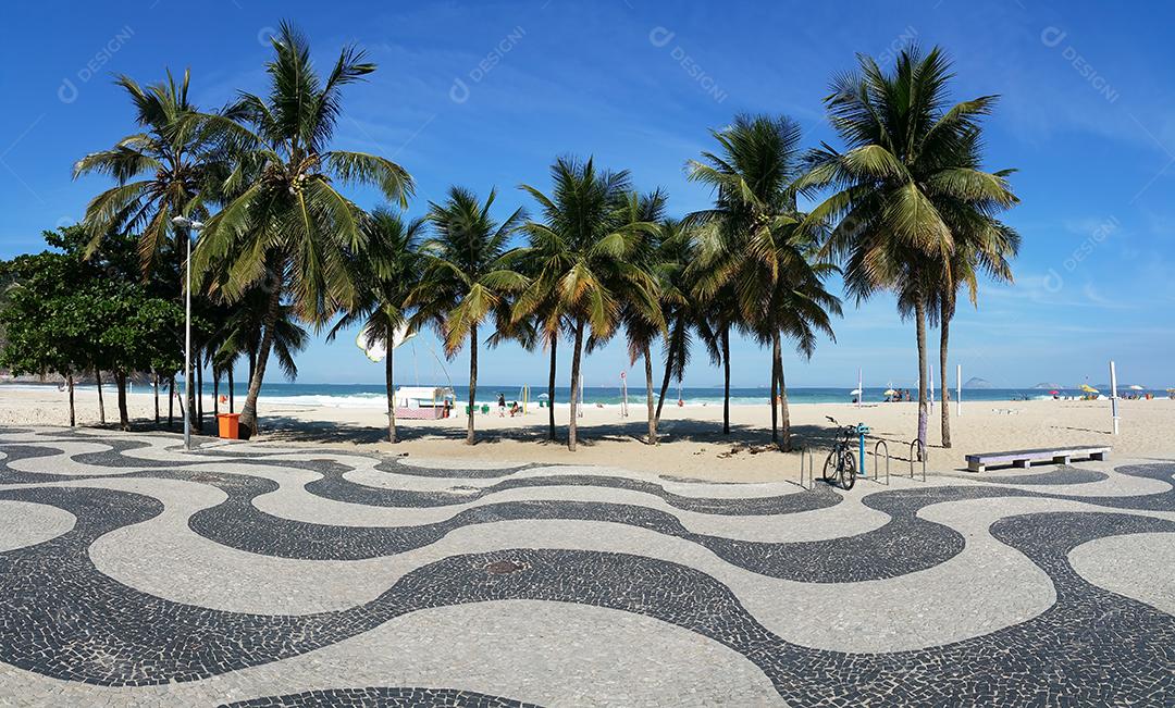 Calçadão da Praia de Copacabana Rio de Janeiro Com Palmeiras e Céu Azul Imagem JPG