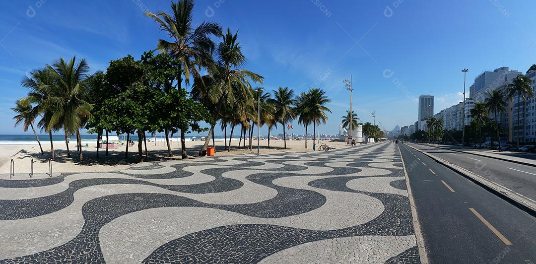 Calçadão da Praia de Copacabana Rio de Janeiro Com Palmeiras e Céu Azul Imagem JPG