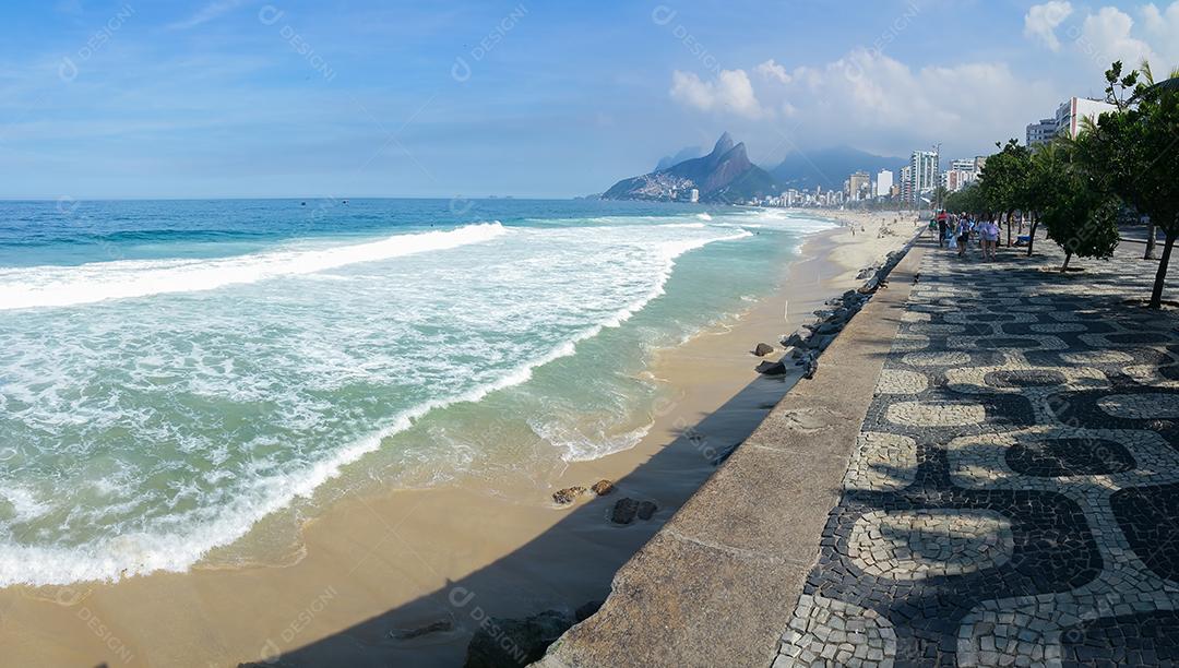 Foto Calçadão da Praia de Ipanema Rio de Janeiro Com Palmeiras e Céu Azul