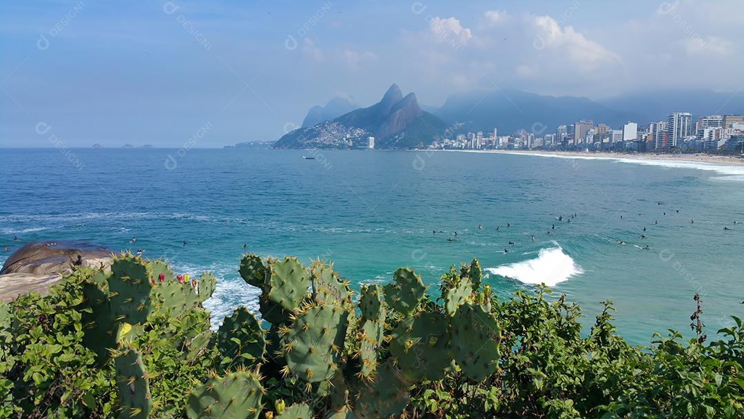 Foto Calçadão da Praia de Ipanema Rio de Janeiro Com Palmeiras e Céu Azul