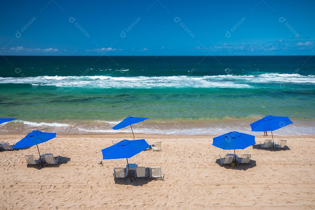 Foto Praia Com Cadeira e Sombras Vazias e Separadas Isolamento Covid-19