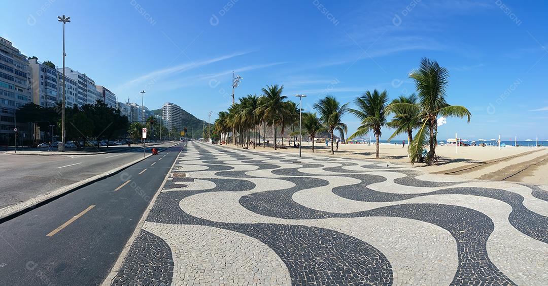 Foto Calçadão da Praia de Copacabana Rio de Janeiro Com Palmeiras e Céu Azul