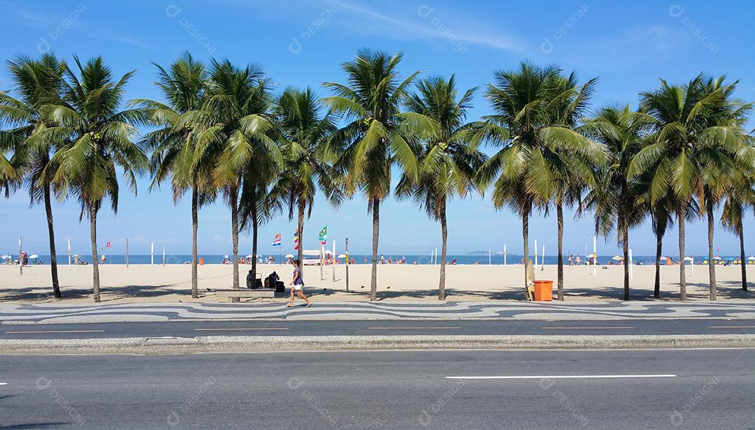 Foto Calçadão da Praia de Copacabana Rio de Janeiro Com Palmeiras e Céu Azul