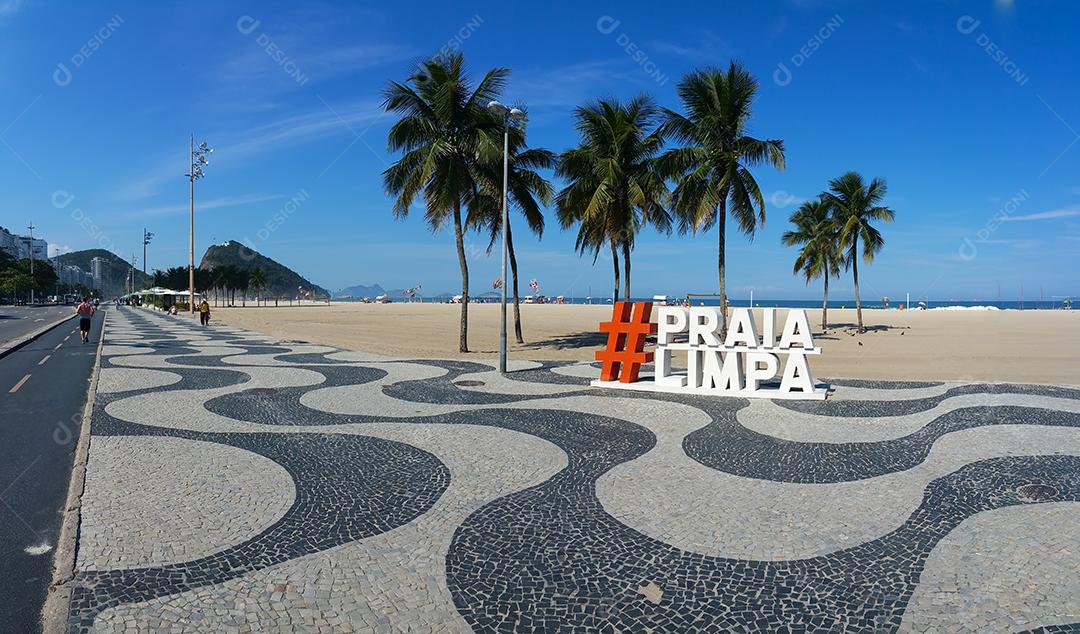 Foto Calçadão da Praia de Copacabana Rio de Janeiro Com Palmeiras e Céu Azul
