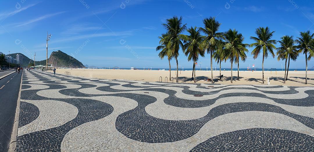 Foto Calçadão da Praia de Copacabana Rio de Janeiro Com Palmeiras e Céu Azul