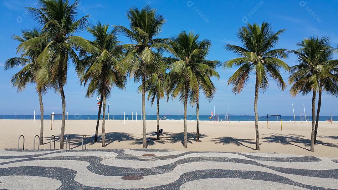 Foto Calçadão da Praia de Copacabana Rio de Janeiro Com Palmeiras e Céu Azul