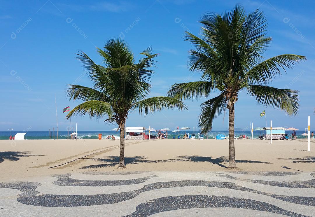 Foto Calçadão da Praia de Copacabana Rio de Janeiro Com Palmeiras e Céu Azul