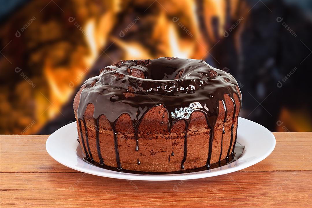 Bolo de Chocolate Com Cobertura e Fundo Desfocado Fogo Imagem JPG