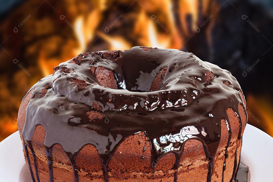 Bolo de Chocolate Com Cobertura e Fundo Desfocado Fogo Imagem JPG