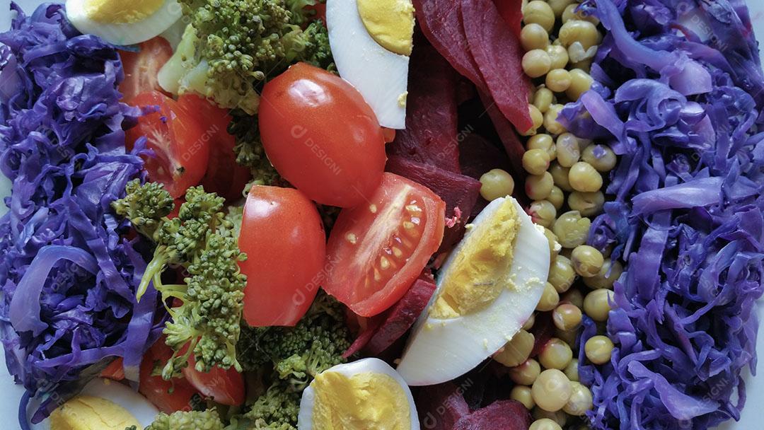 Prato de Comida Com Salada Colorida Saudável Imagem JPG