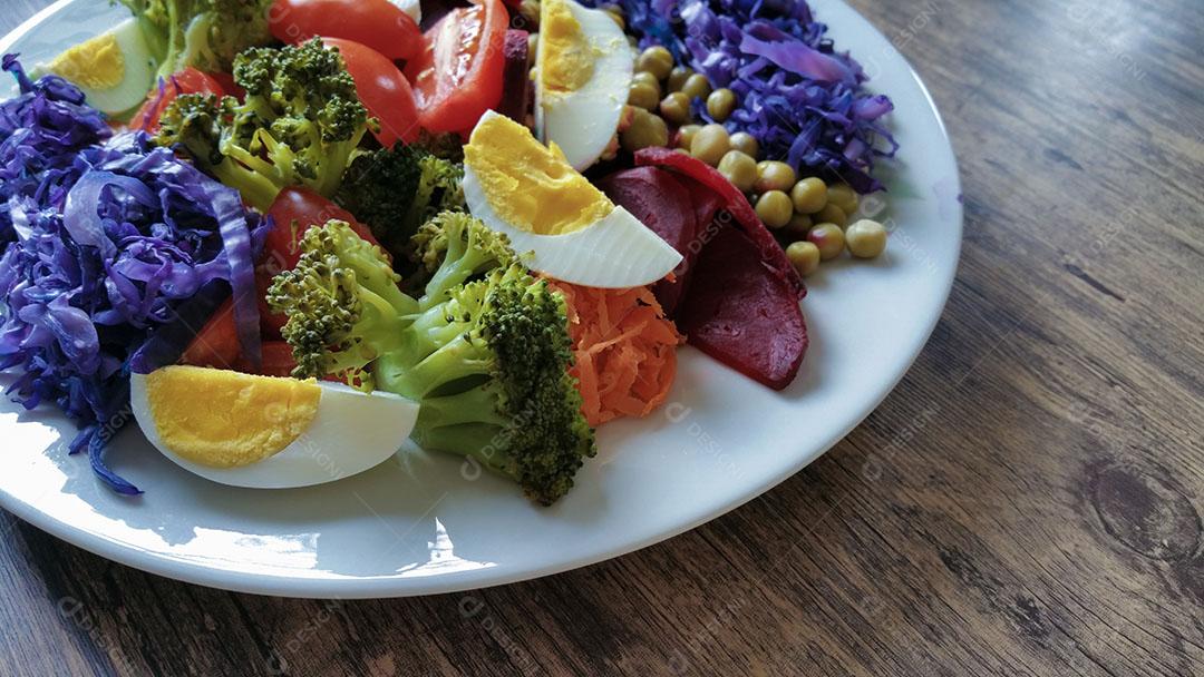 Prato de Comida Com Salada Colorida Saudável Imagem JPG