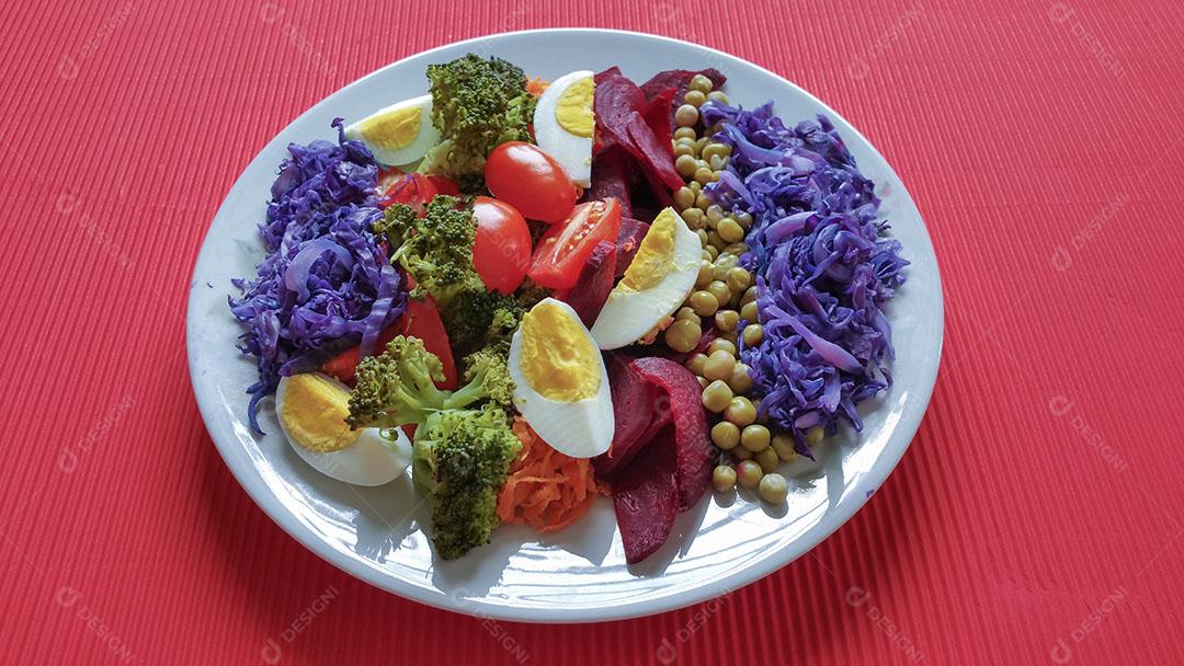 Prato de Comida Com Salada Colorida Saudável Imagem JPG