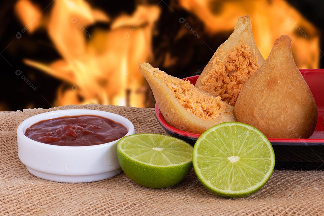 Foto Coxinha Comida Brasileira Frita Tradicional Com Frango Fundo Com Fogo Desfocado