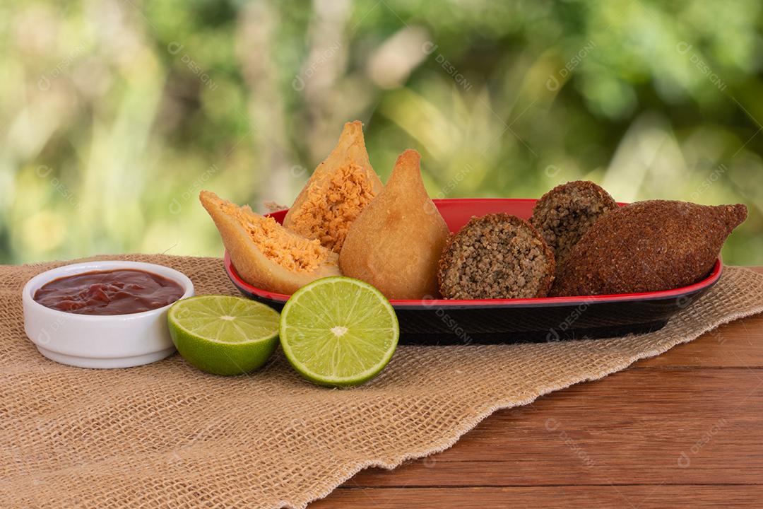 Foto Coxinha e Kibe Comida Brasileira Frita Tradicional