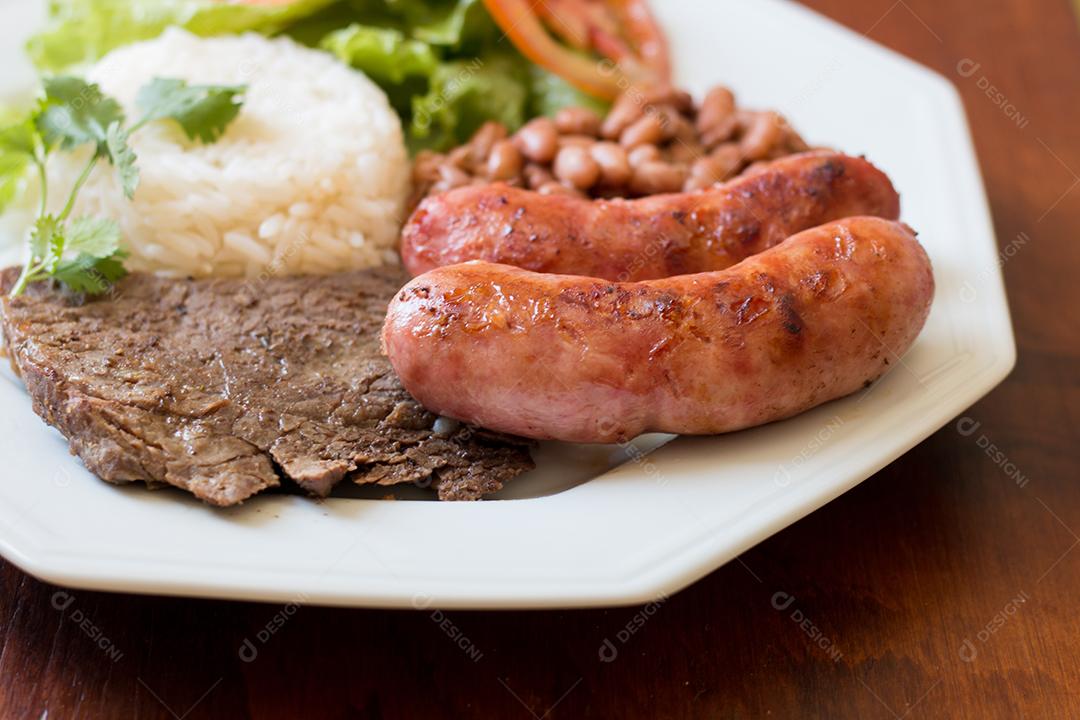 Prato de Comida Com Churrasco Comida Brasileira Imagem JPG