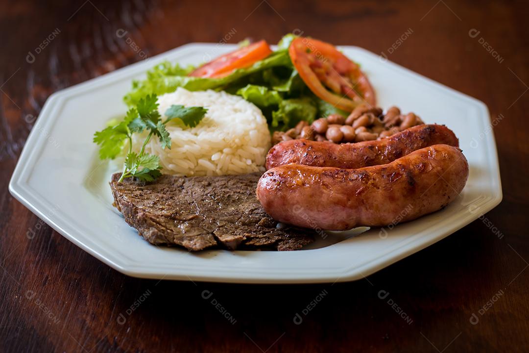 Prato de Comida Com Churrasco Comida Brasileira Imagem JPG