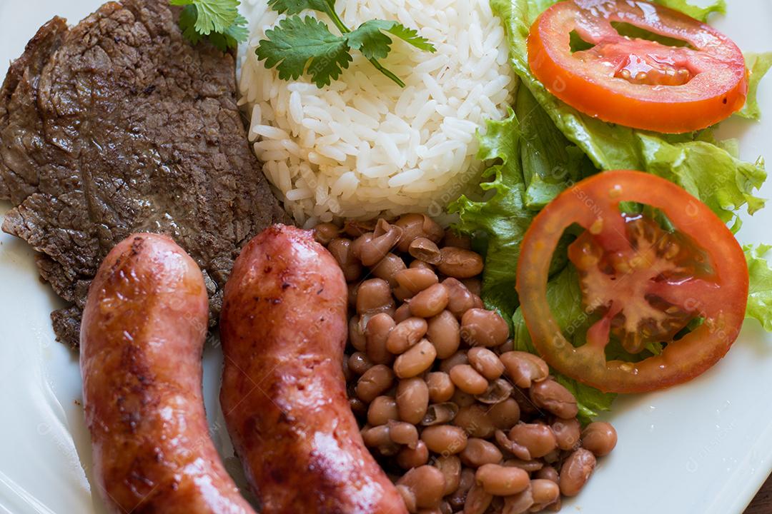 Prato de Comida Com Churrasco Comida Brasileira Imagem JPG