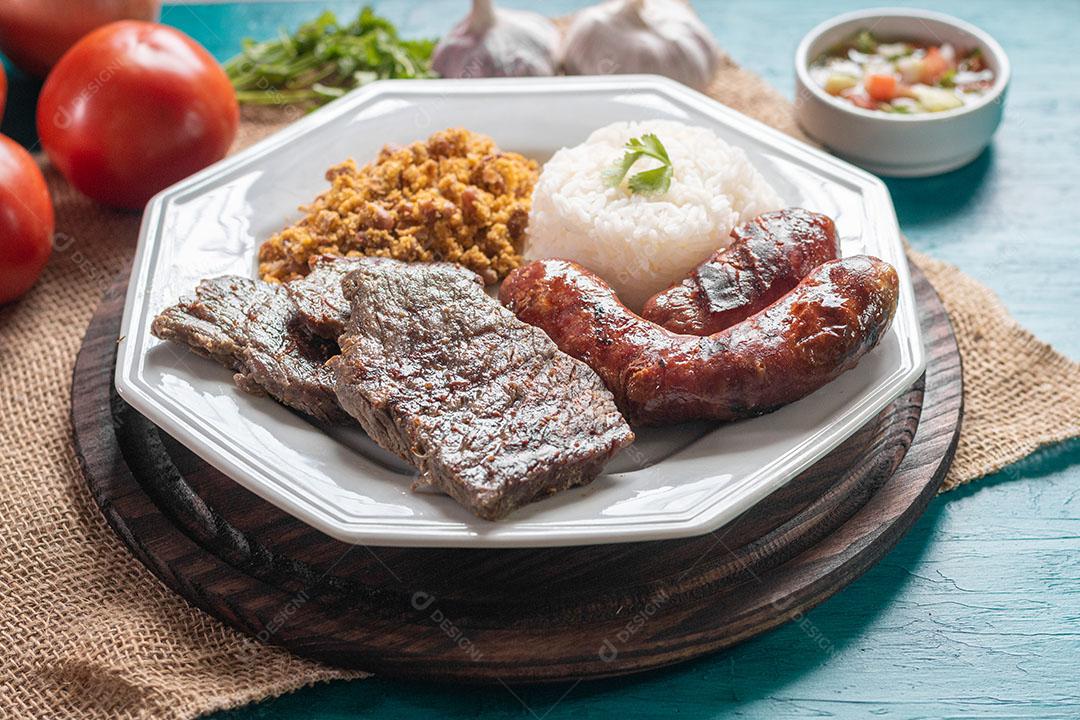 Prato de Comida Brasileira Com Churrasco Imagem JPG