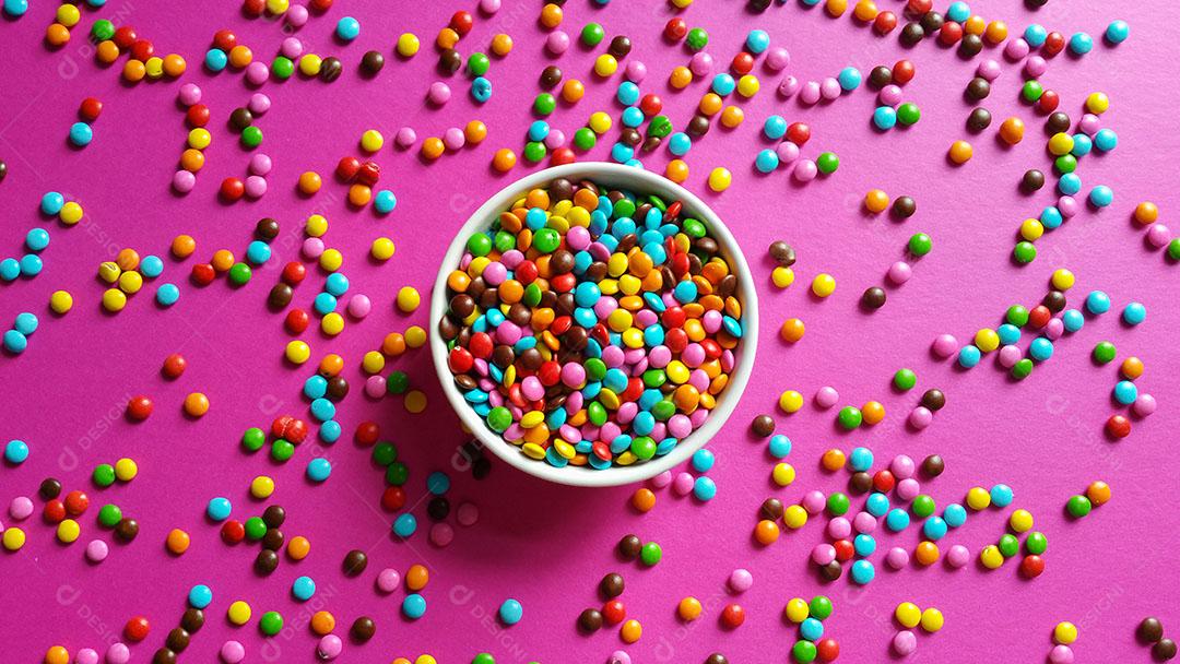 Confetes Coloridos Espalhados na Vista Superior de Fundo Rosa Imagem JPG