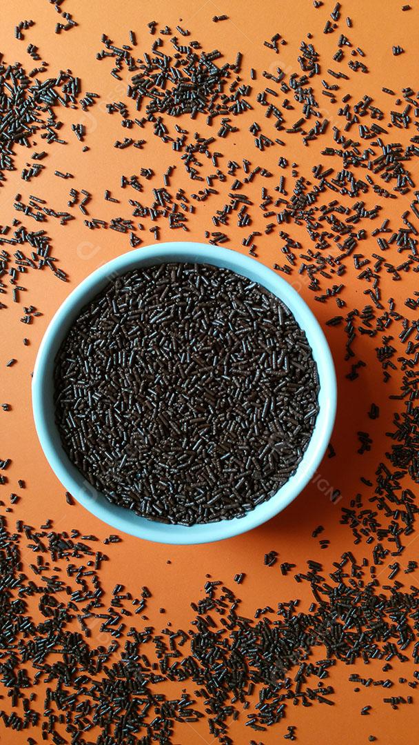 Chocolate Granulado Em Pote Branco Em Fundo Laranja Imagem JPG