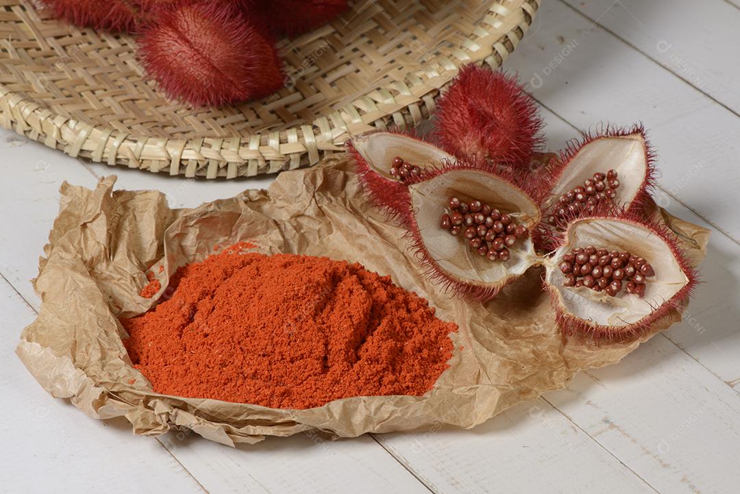Urucum Em Pó E Sementes Utilizadas Como Corante Alimentar Natural Imagem JPG