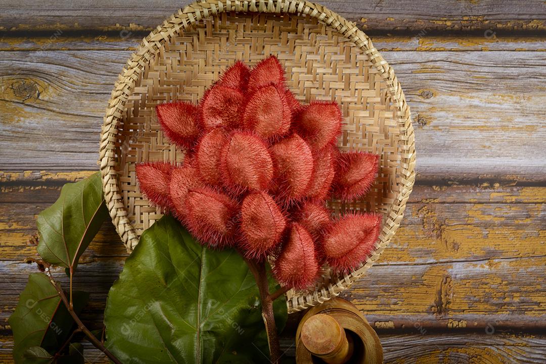 Urucum Em Cesta Suas Sementes São Utilizadas Como Corante Alimentar Natural Imagem JPG