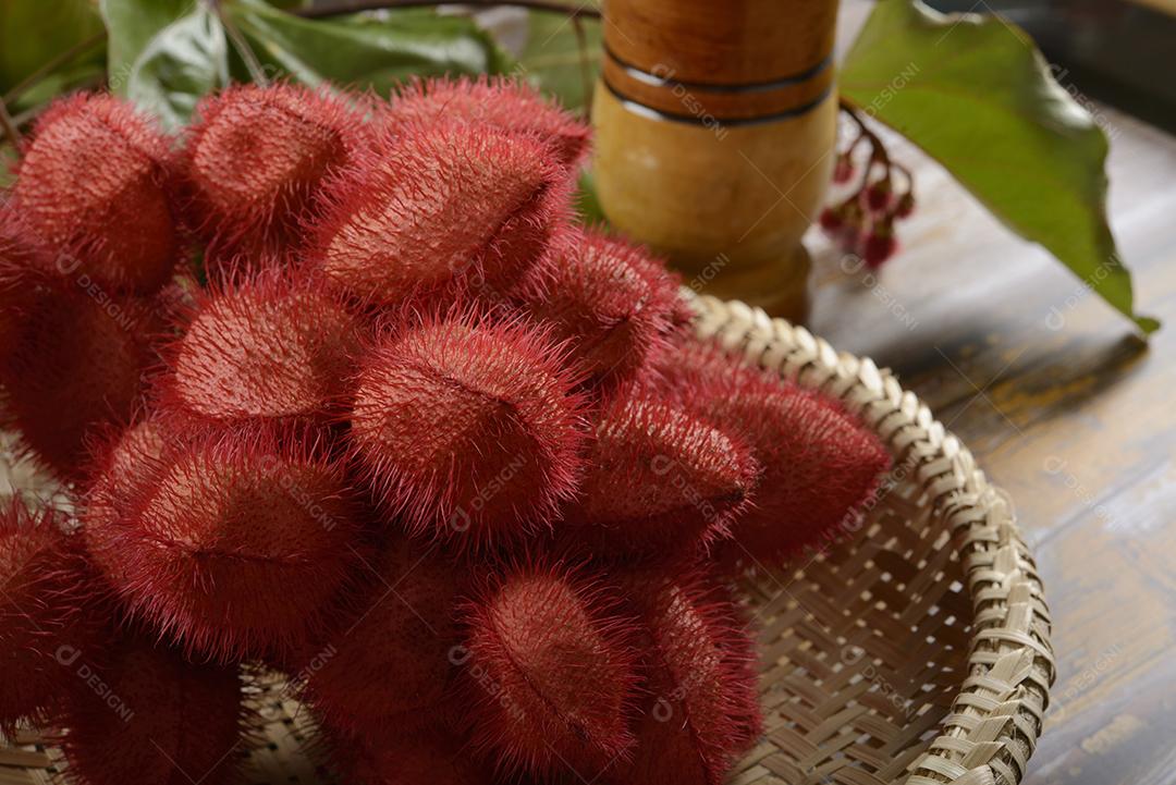 Urucum Em Cesta Suas Sementes São Utilizadas Como Corante Alimentar Natural Imagem JPG