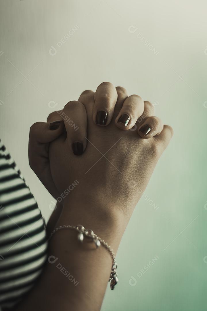 Mãos de Jovem Em Posição de Oração e Rezando Em Silêncio Imagem JPG