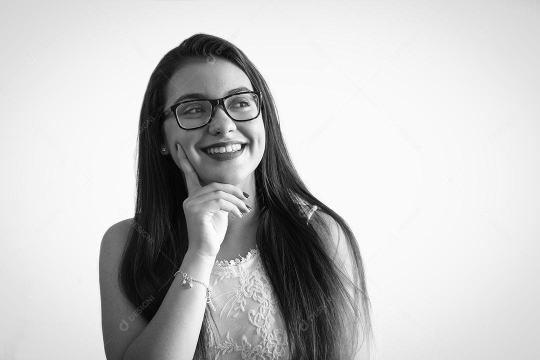 Foto Retrato de Menina Bonita Usando Óculos Com Fundo Liso Fotografia Preto e Branco