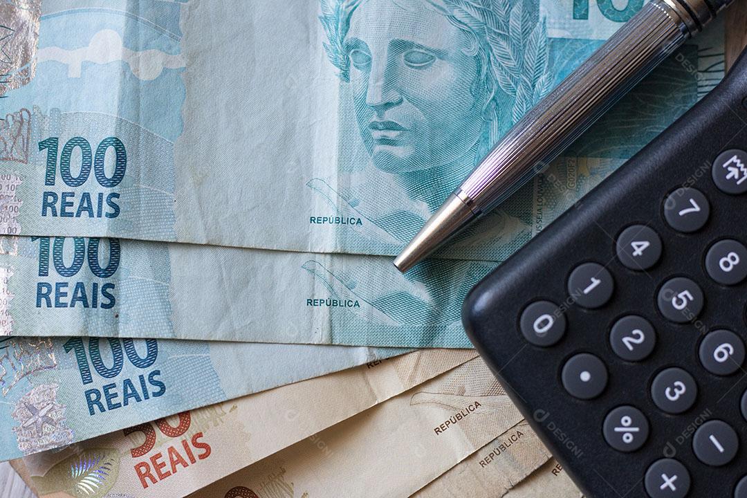 Conceito de Finanças Calculadora Dinheiro Brasileiro e Caneta Imagem JPG