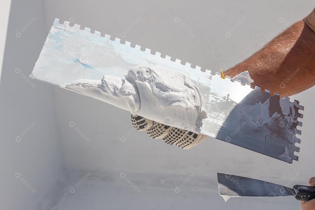Construtor Usando Ferramenta de Reboco para Acabamento de Parede e Piso Imagem JPG