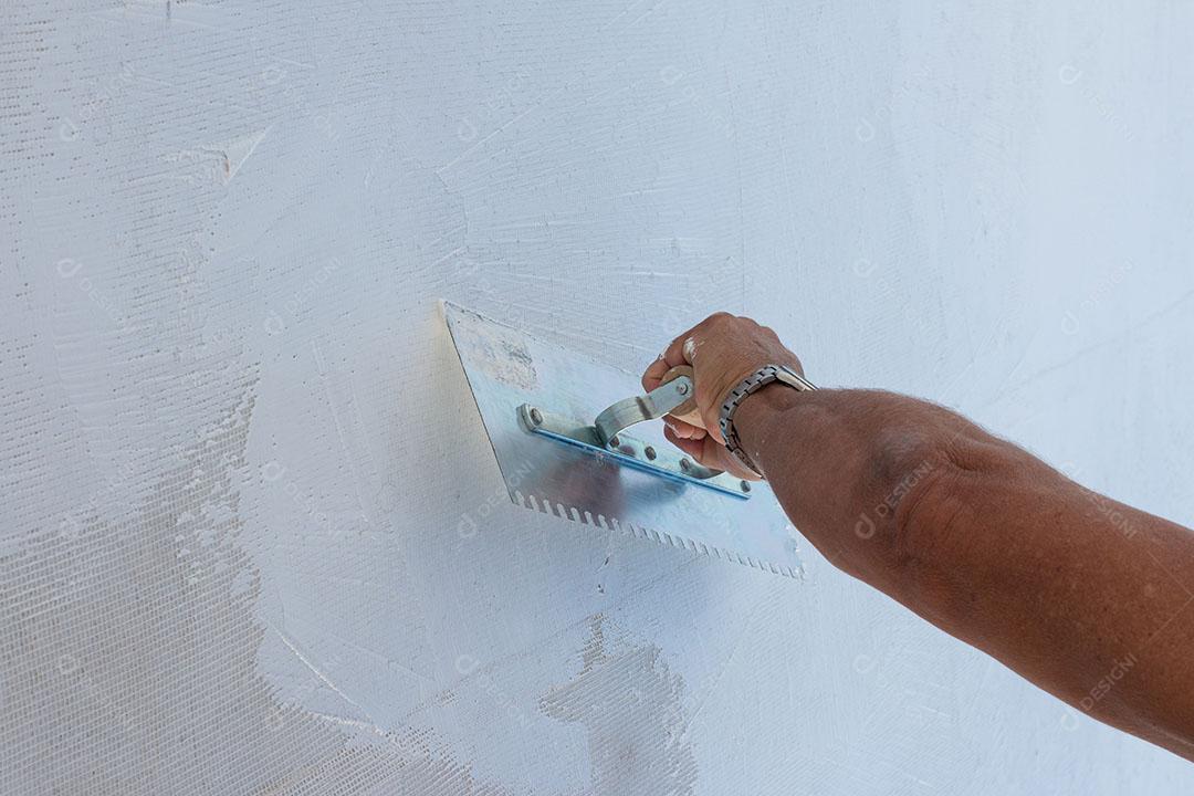 Construtor Usando Ferramenta de Reboco para Acabamento de Parede e Piso Imagem JPG