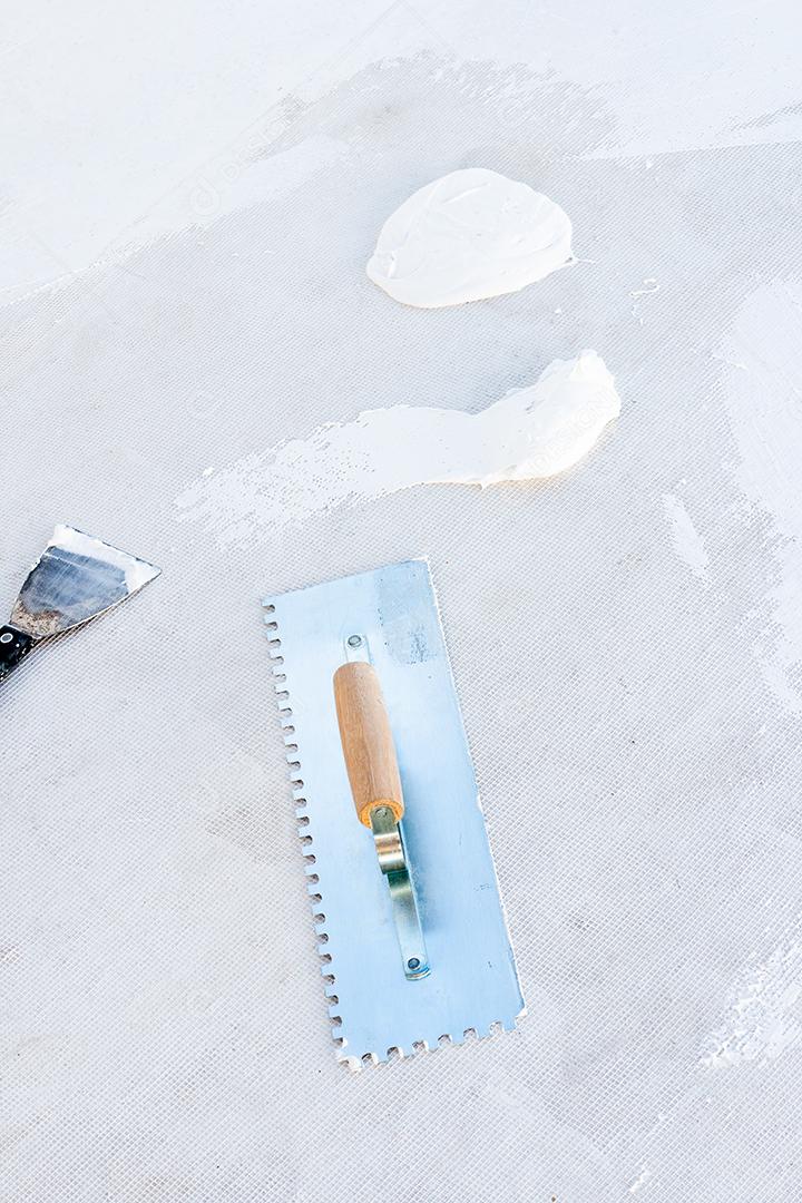 Construtor Usando Ferramenta de Reboco para Acabamento de Parede e Piso Imagem JPG