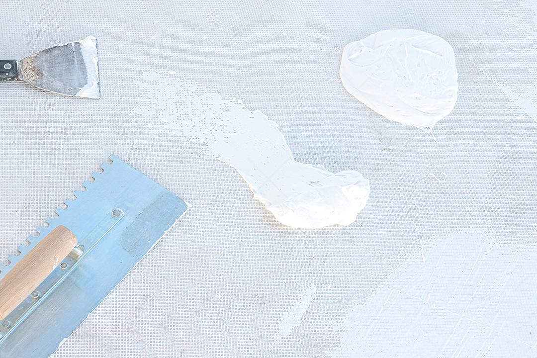 Construtor Usando Ferramenta de Reboco para Acabamento de Parede e Piso Imagem JPG