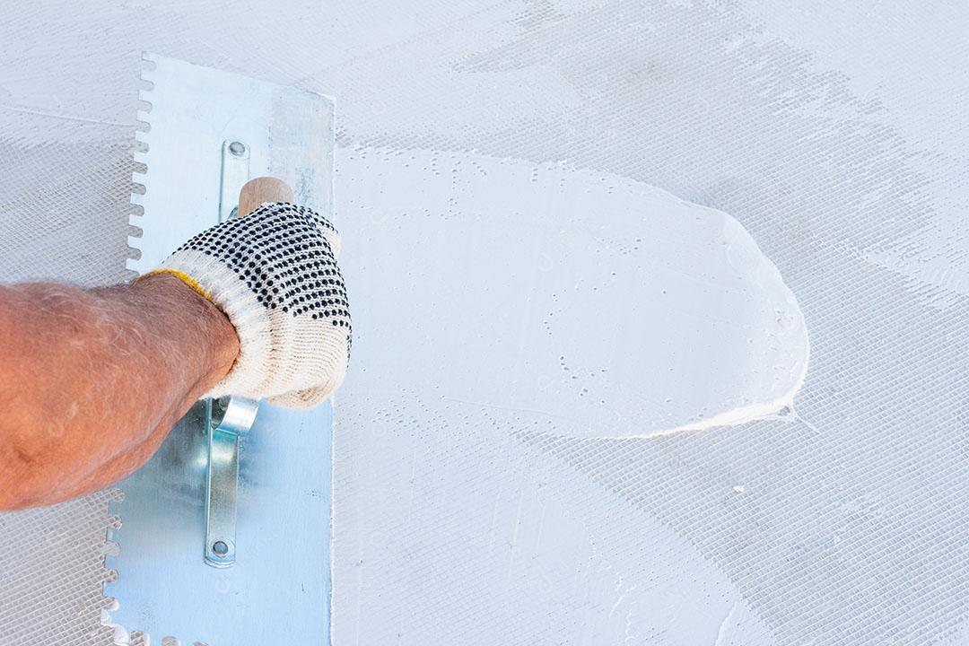 Construtor Usando Ferramenta de Reboco para Acabamento de Parede e Piso Imagem JPG